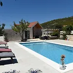 Countryside House Rusulica